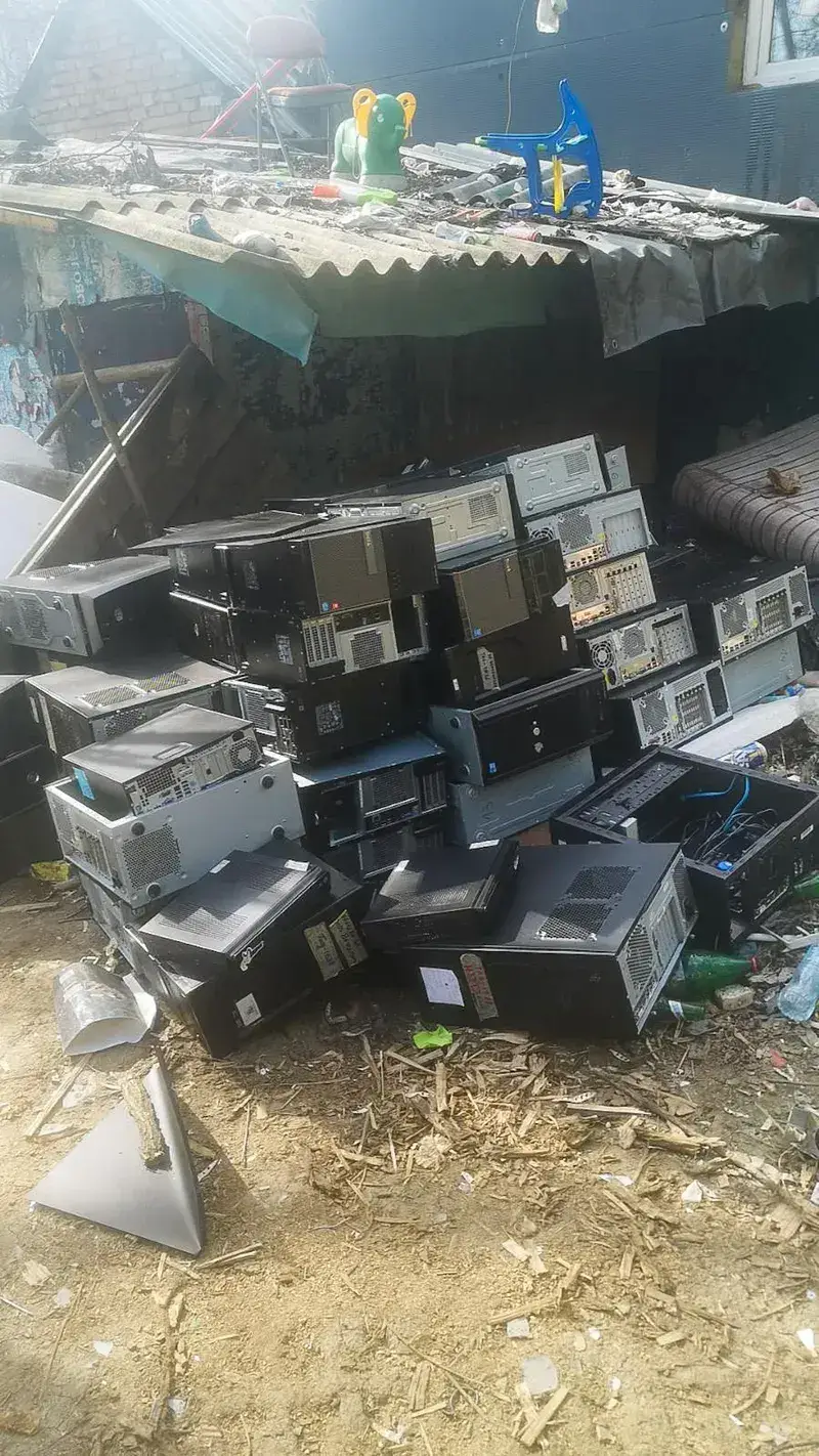 Gomila starih računara i IT opreme za otkup i reciklažu