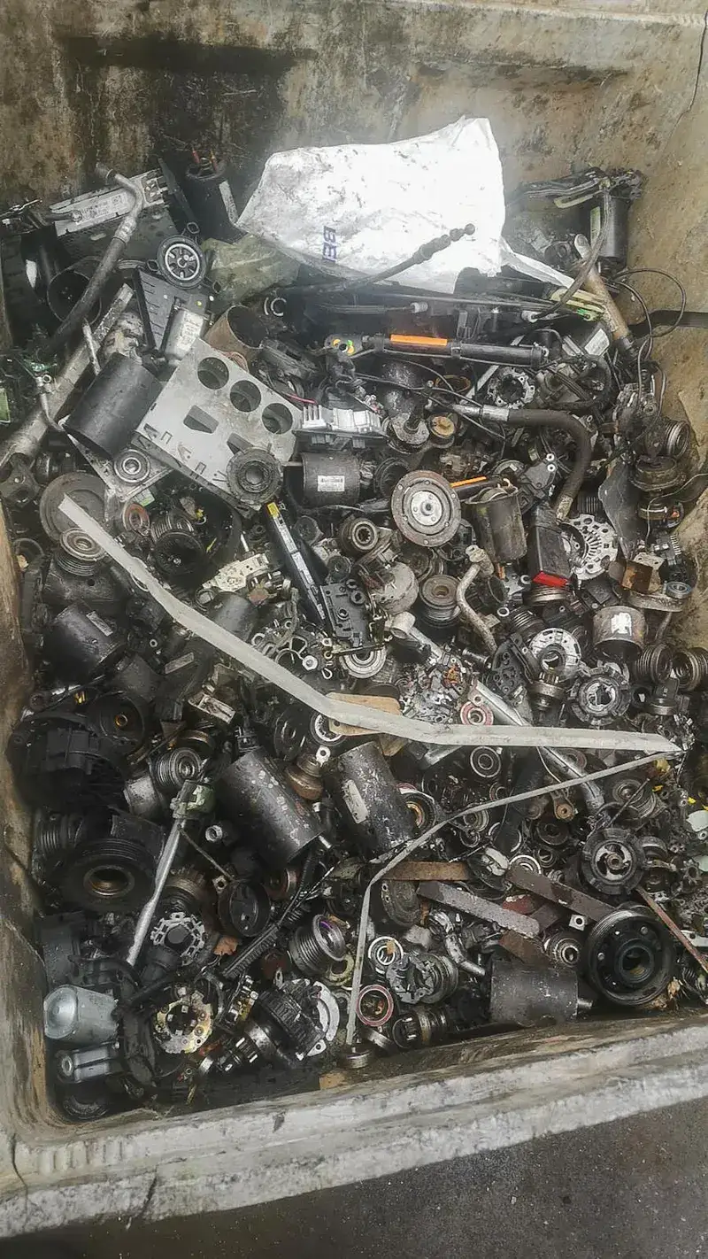 Metalni delovi i sekundarne sirovine u kontejneru za otkup u Beogradu