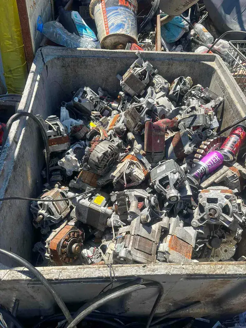 Motori i delovi tehničkih uređaja u kontejneru za reciklažu