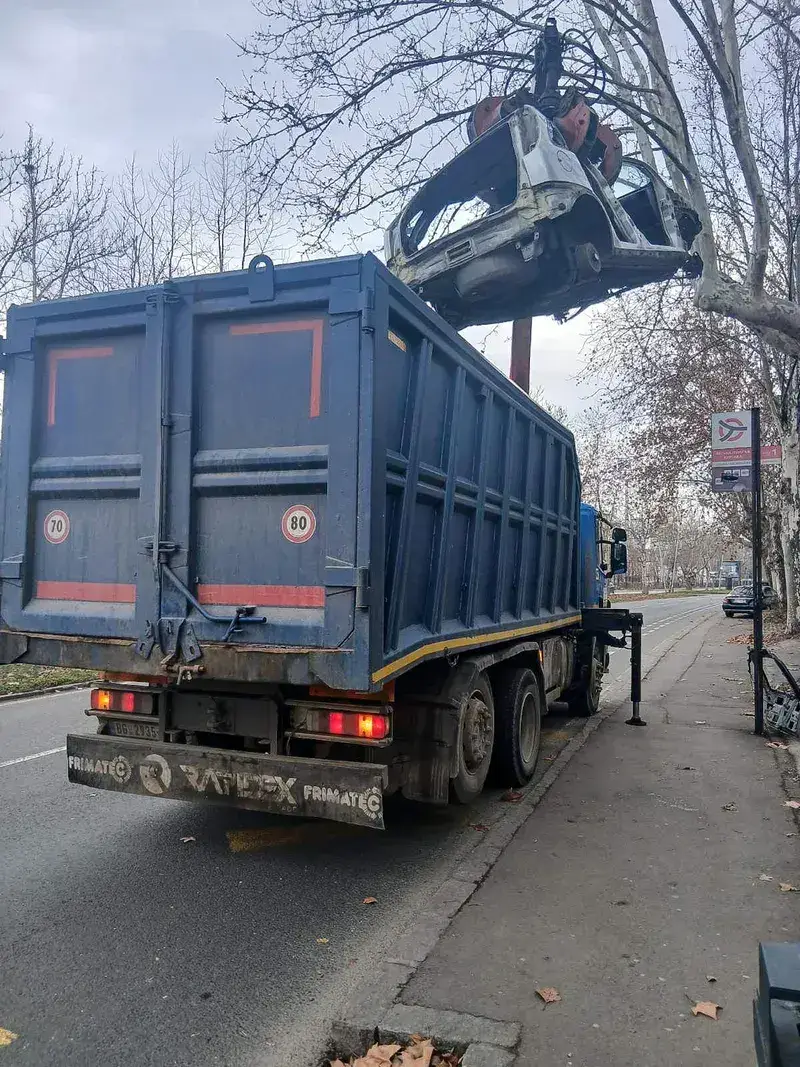 Kamion sa kranom Na Kilo — naš vozni park za otkup i transport u Beogradu